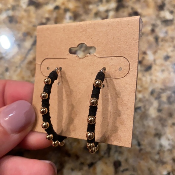 Black and gold colored hoop earrings - Picture 5 of 5